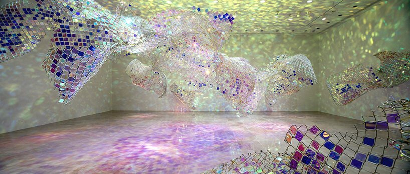 艺术家 soo sunny 公园位于有限的空间中，并将光线作为雕塑材料