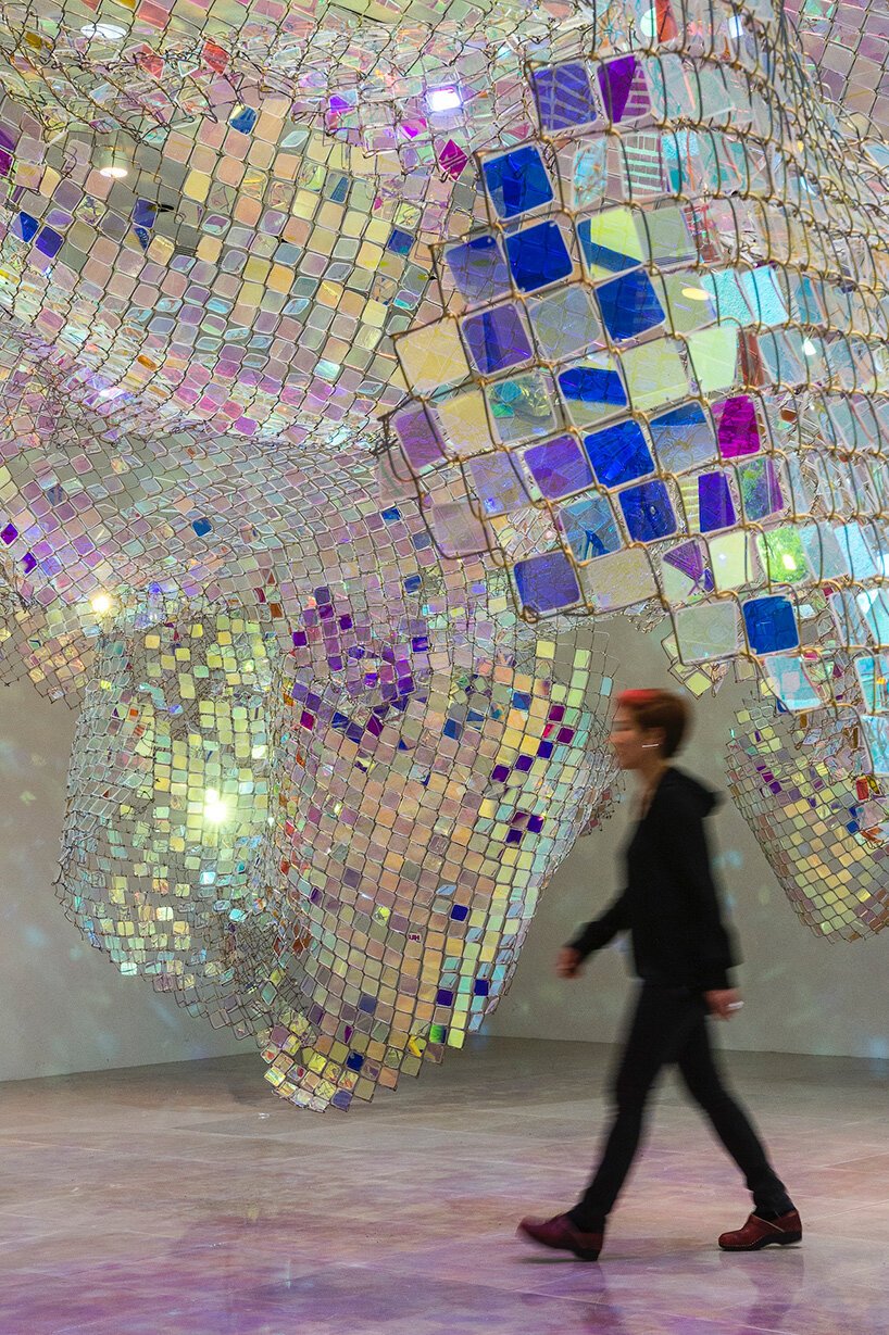 艺术家 soo sunny 公园位于有限的空间中，并将光线作为雕塑材料