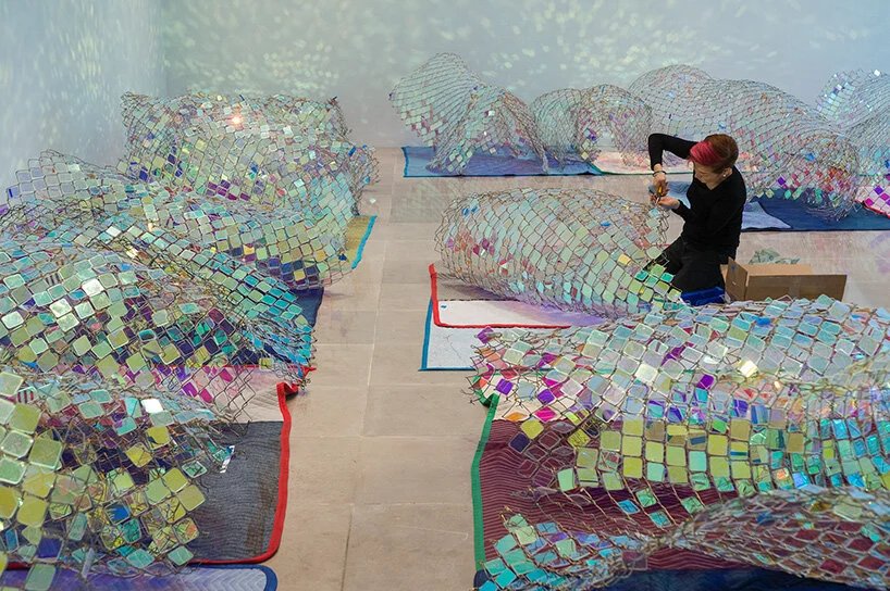 艺术家 soo sunny 公园位于有限的空间中，并将光线作为雕塑材料