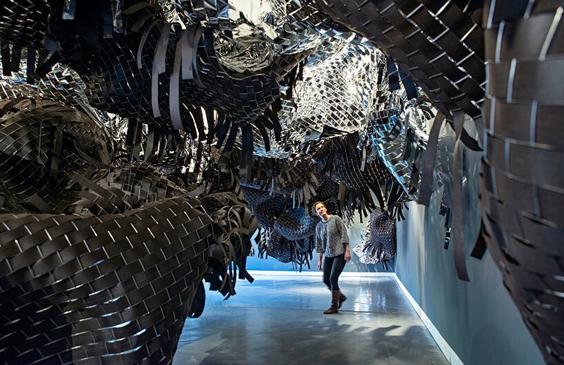 艺术家 soo sunny 公园位于有限的空间中，并将光线作为雕塑材料