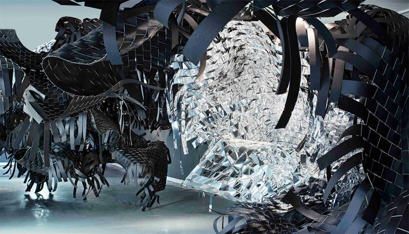 艺术家 soo sunny 公园位于有限的空间中，并将光线作为雕塑材料