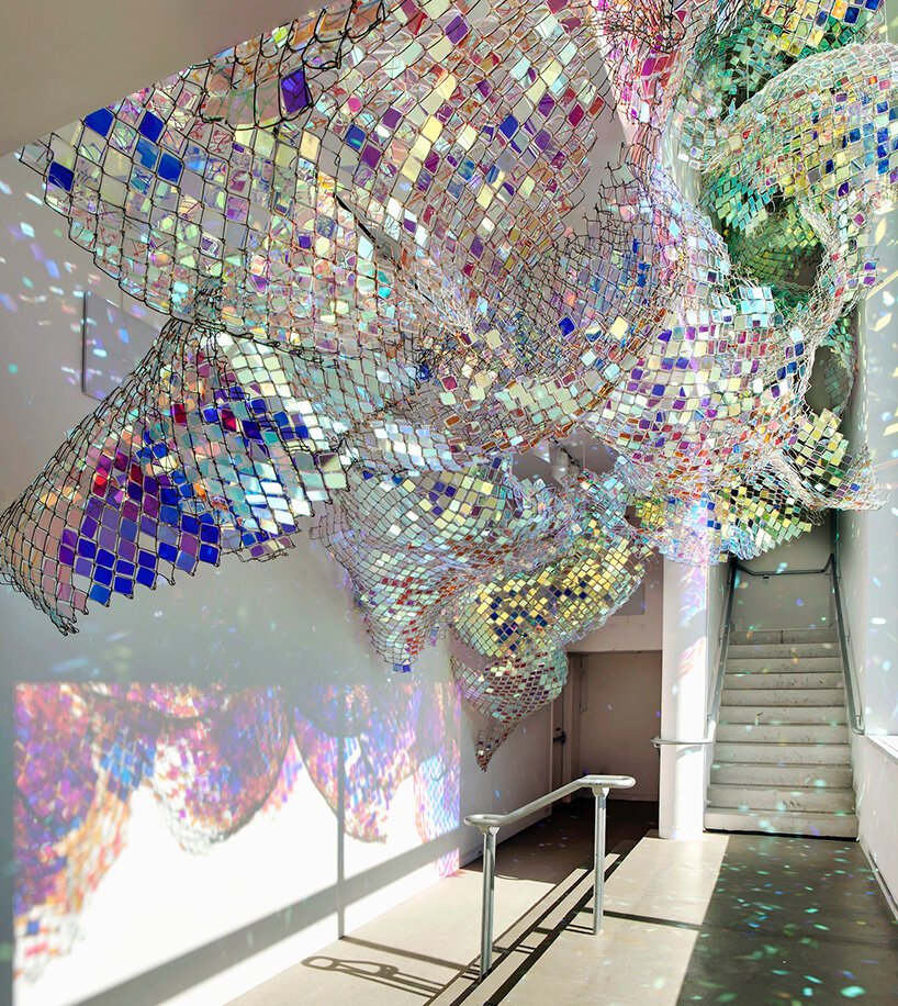 艺术家 soo sunny 公园位于有限的空间中，并将光线作为雕塑材料