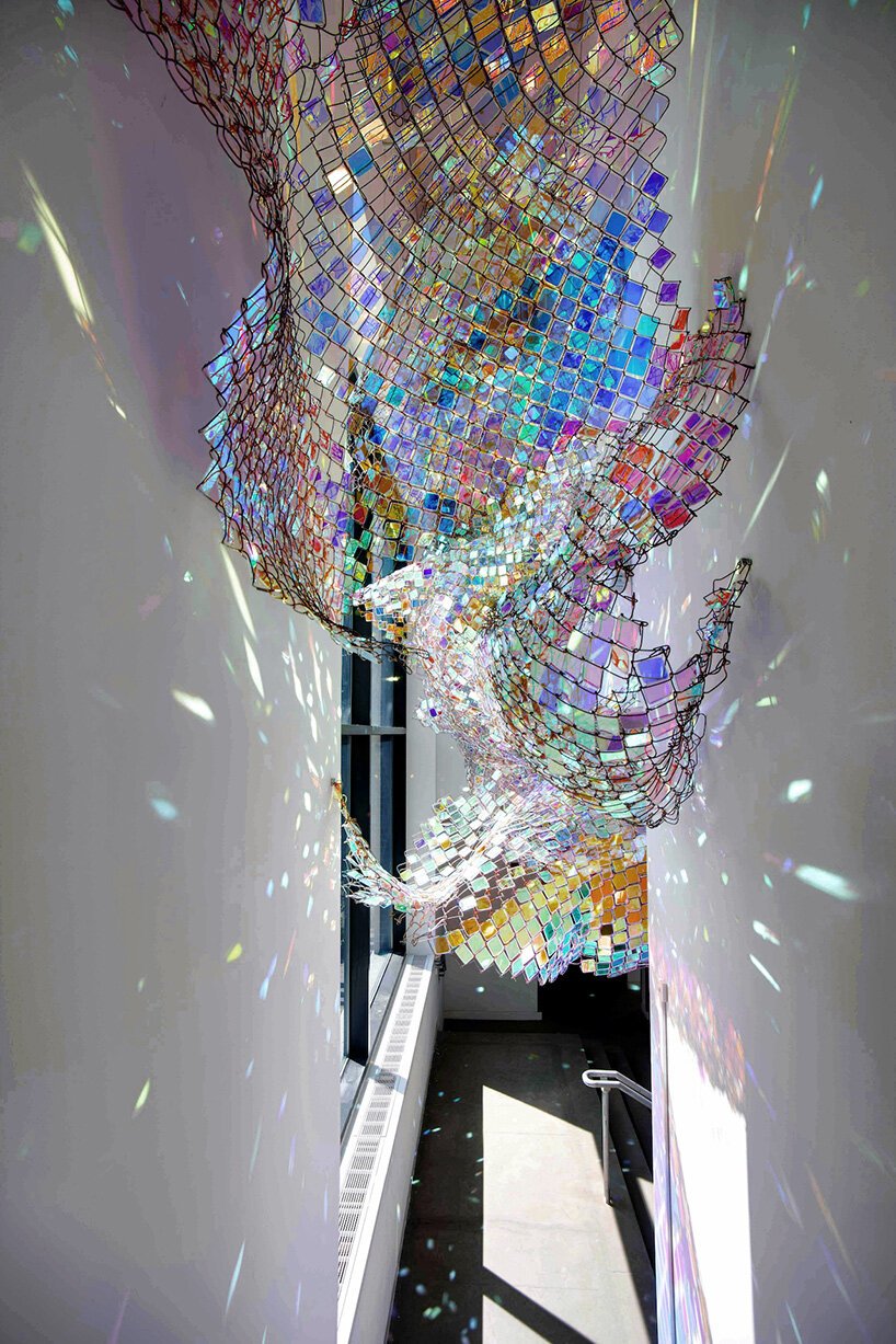 艺术家 soo sunny 公园位于有限的空间中，并将光线作为雕塑材料