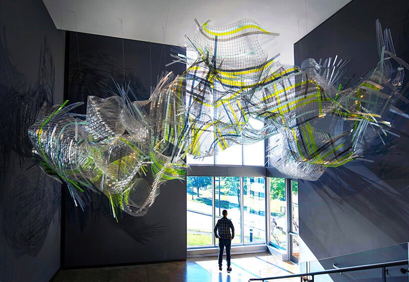 艺术家 soo sunny 公园位于有限的空间中，并将光线作为雕塑材料