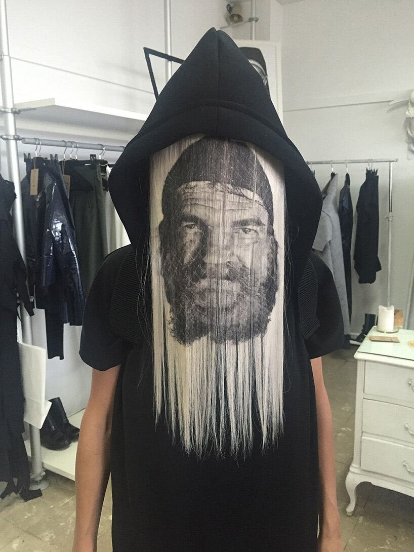 alexis ferrer 在“la favorite”系列的锐利发型上印制彩色花卉图案