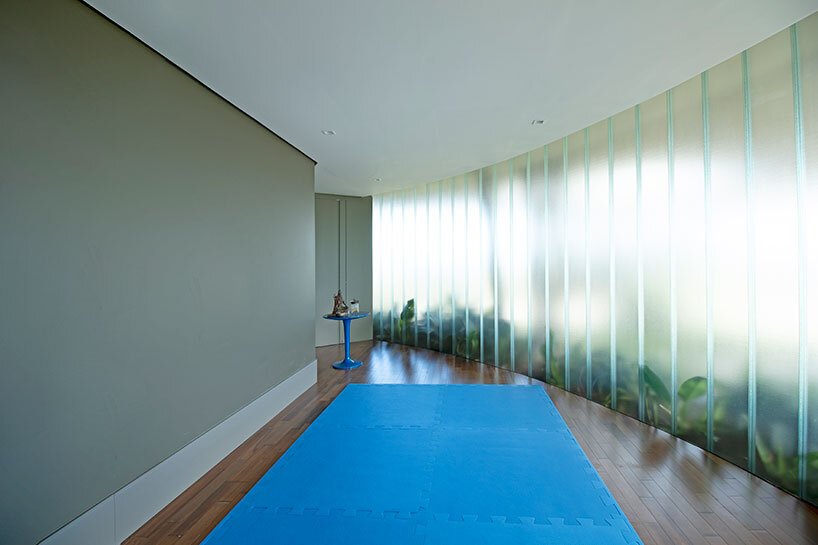 tree-like pilars lead into ananda