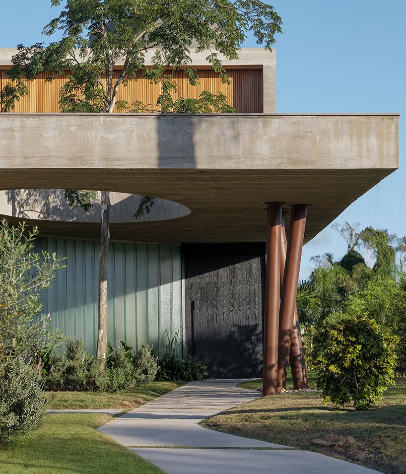 tree-like pilars lead into ananda