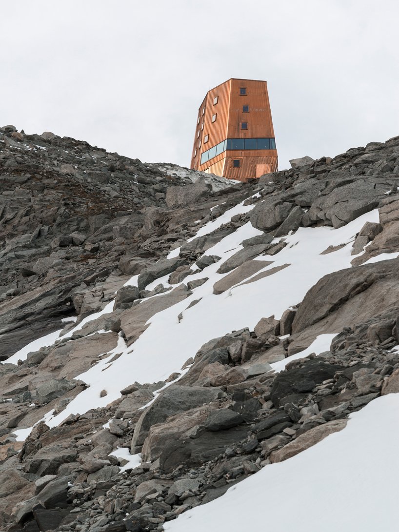 “sasso nero”是意大利阿尔卑斯山的一座铜质避难所,由 stifter + bachmann 设计 “sasso nero”是意大利阿尔卑斯山的一座铜质避难所,由 stifter + bachmann 设计