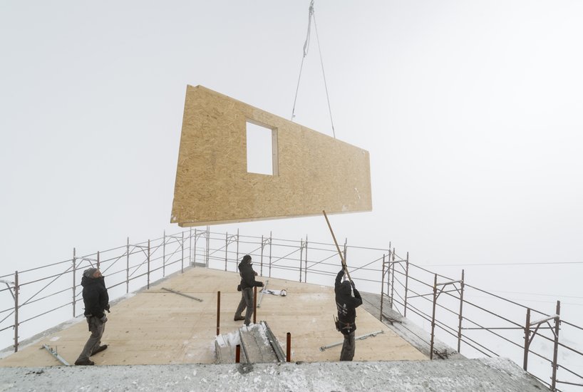 “sasso nero”是意大利阿尔卑斯山的一座铜质避难所,由 stifter + bachmann 设计 “sasso nero”是意大利阿尔卑斯山的一座铜质避难所,由 stifter + bachmann 设计