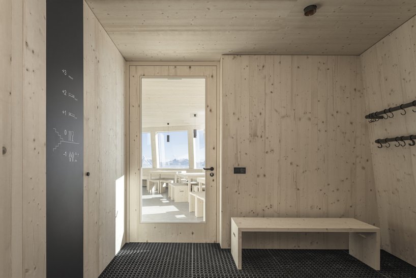 “sasso nero”是意大利阿尔卑斯山的一座铜质避难所,由 stifter + bachmann 设计 “sasso nero”是意大利阿尔卑斯山的一座铜质避难所,由 stifter + bachmann 设计