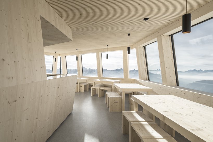 “sasso nero”是意大利阿尔卑斯山的一座铜质避难所,由 stifter + bachmann 设计 “sasso nero”是意大利阿尔卑斯山的一座铜质避难所,由 stifter + bachmann 设计