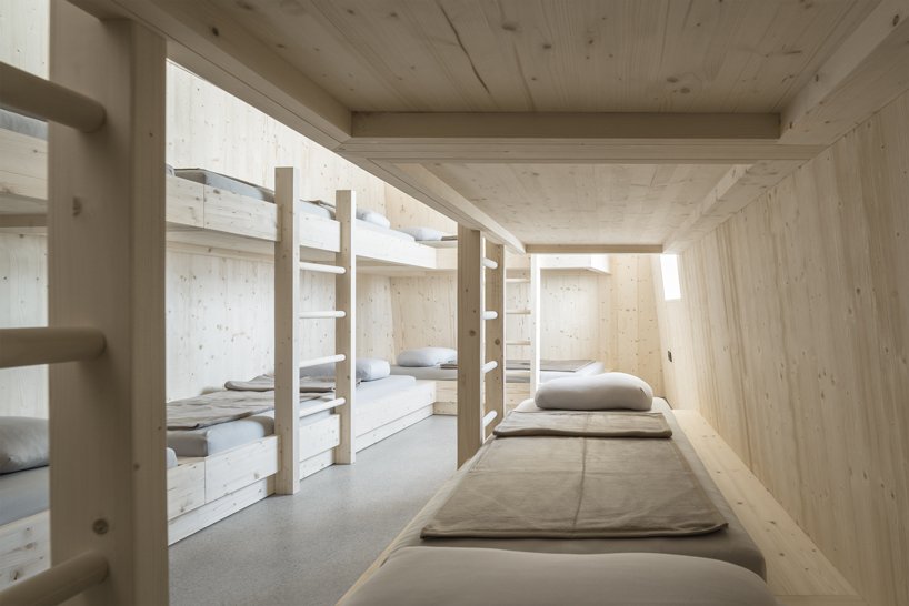 “sasso nero”是意大利阿尔卑斯山的一座铜质避难所,由 stifter + bachmann 设计 “sasso nero”是意大利阿尔卑斯山的一座铜质避难所,由 stifter + bachmann 设计