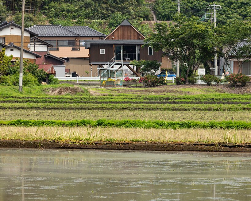 FT architects designs its japanese‘stilt house’with influence from indonesian farmhouses