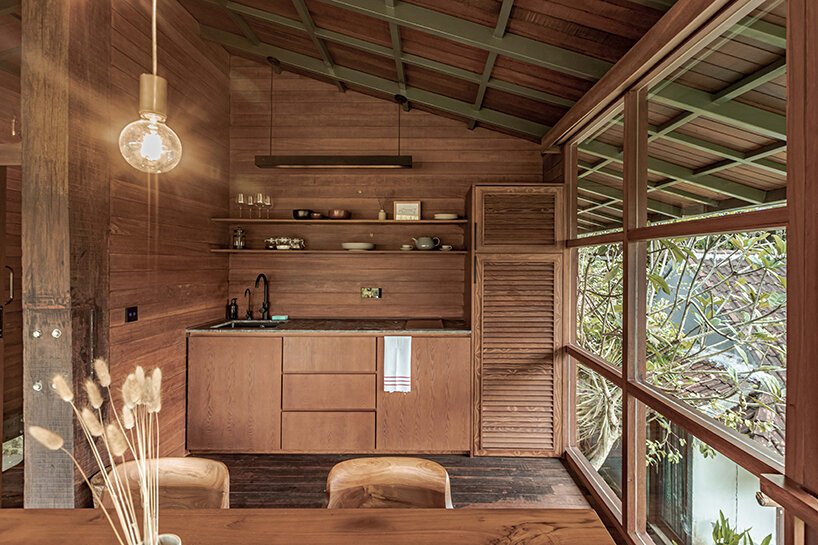 由 Alexis Dornier 设计的高跷工作室 C 木制树屋悬停在巴厘岛盛开的花园上方 由 Alexis Dornier 设计的高跷工作室 C 木制树屋悬停在巴厘岛盛开的花园上方