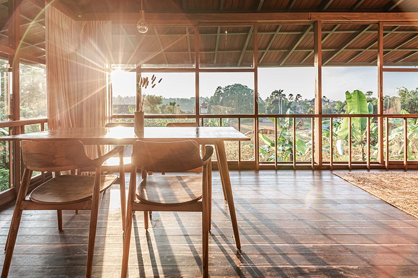 由 Alexis Dornier 设计的高跷工作室 C 木制树屋悬停在巴厘岛盛开的花园上方 由 Alexis Dornier 设计的高跷工作室 C 木制树屋悬停在巴厘岛盛开的花园上方