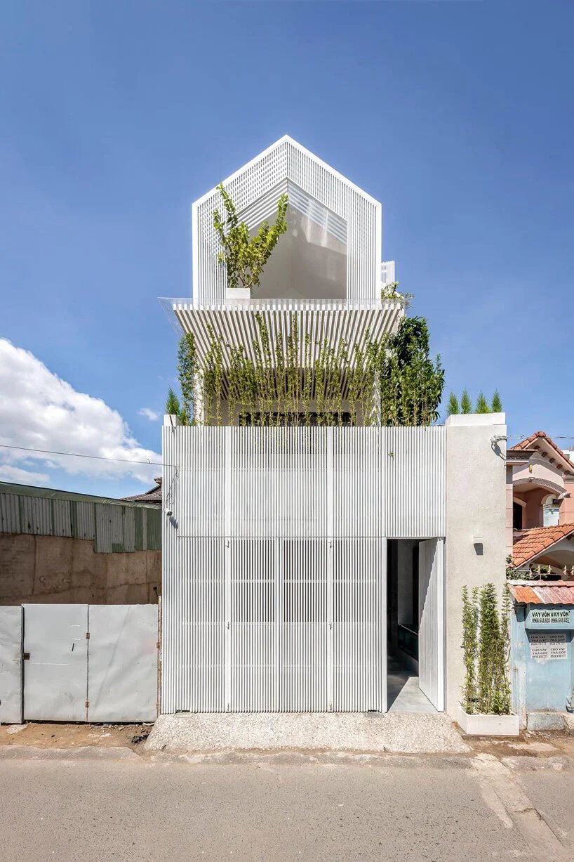 故事建筑完成了越南的家庭住宅，配有内部和外部露台