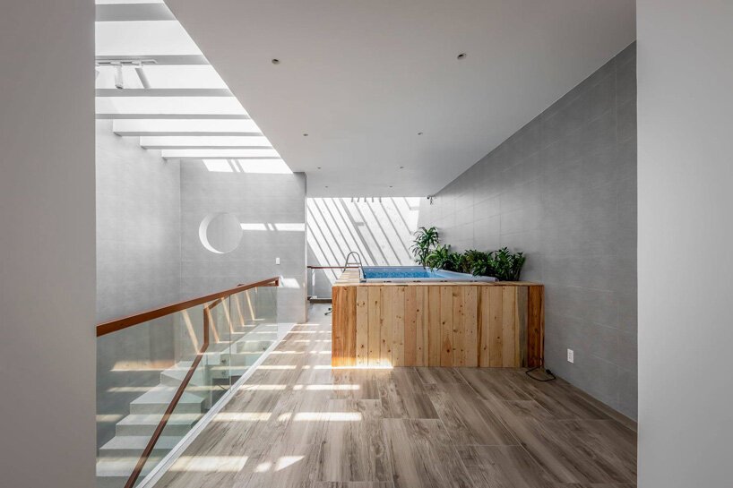 故事建筑完成了越南的家庭住宅，配有内部和外部露台