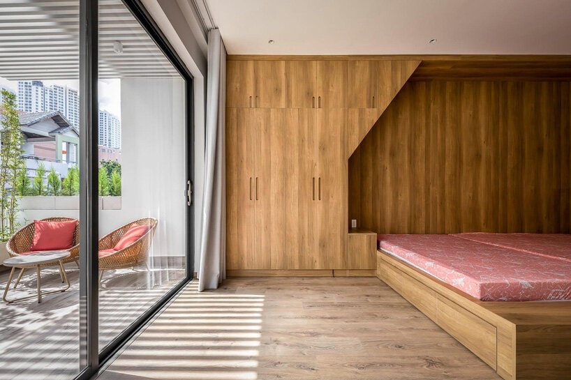 故事建筑完成了越南的家庭住宅，配有内部和外部露台