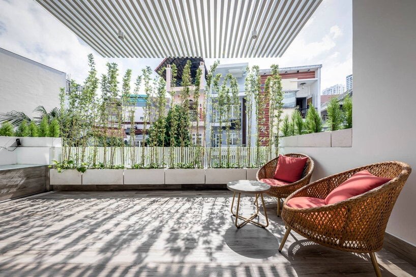 故事建筑完成了越南的家庭住宅，配有内部和外部露台