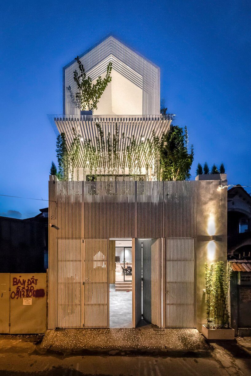 故事建筑完成了越南的家庭住宅，配有内部和外部露台