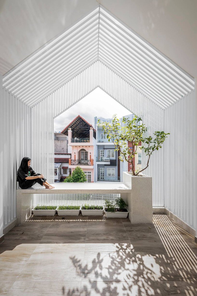 故事建筑完成了越南的家庭住宅，配有内部和外部露台