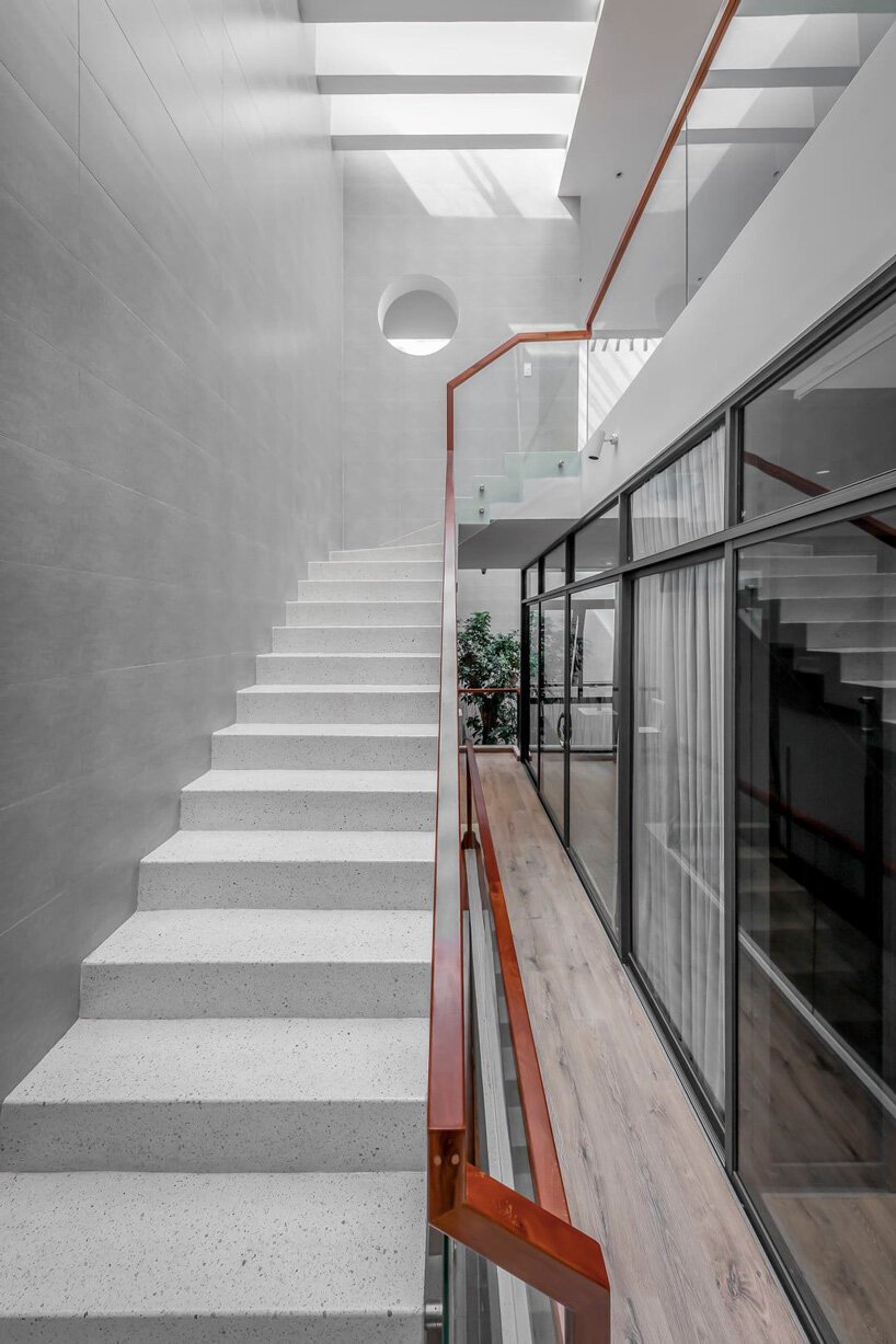 故事建筑完成了越南的家庭住宅，配有内部和外部露台