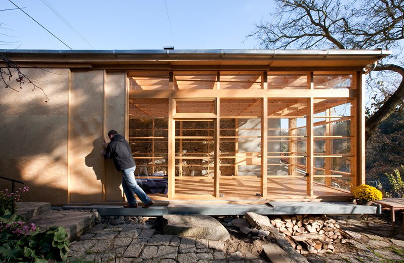 透过马丁·拉杰尼什设计的“河上工作室”的玻璃窗可以看到古老的石墙 透过马丁·拉杰尼什设计的“河上工作室”的玻璃窗可以看到古老的石墙