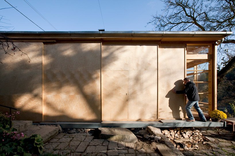 透过马丁·拉杰尼什设计的“河上工作室”的玻璃窗可以看到古老的石墙 透过马丁·拉杰尼什设计的“河上工作室”的玻璃窗可以看到古老的石墙