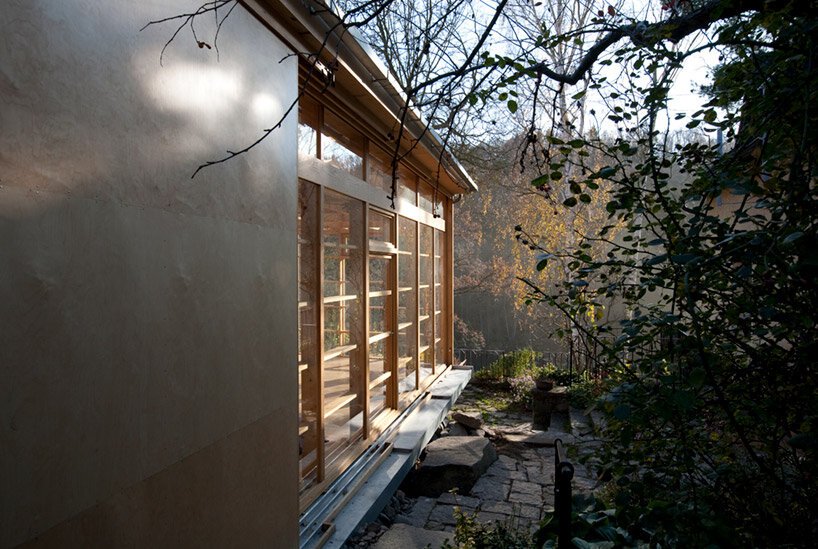 透过马丁·拉杰尼什设计的“河上工作室”的玻璃窗可以看到古老的石墙 透过马丁·拉杰尼什设计的“河上工作室”的玻璃窗可以看到古老的石墙