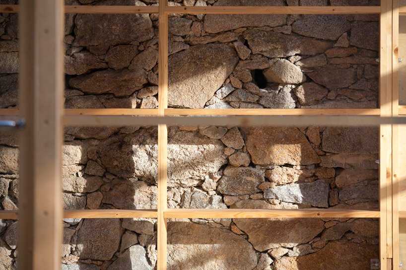 透过马丁·拉杰尼什设计的“河上工作室”的玻璃窗可以看到古老的石墙 透过马丁·拉杰尼什设计的“河上工作室”的玻璃窗可以看到古老的石墙