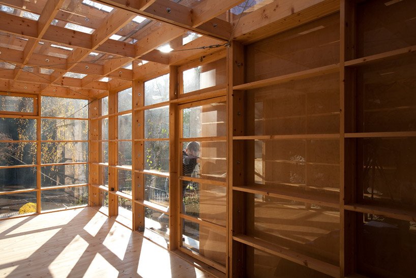 透过马丁·拉杰尼什设计的“河上工作室”的玻璃窗可以看到古老的石墙 透过马丁·拉杰尼什设计的“河上工作室”的玻璃窗可以看到古老的石墙