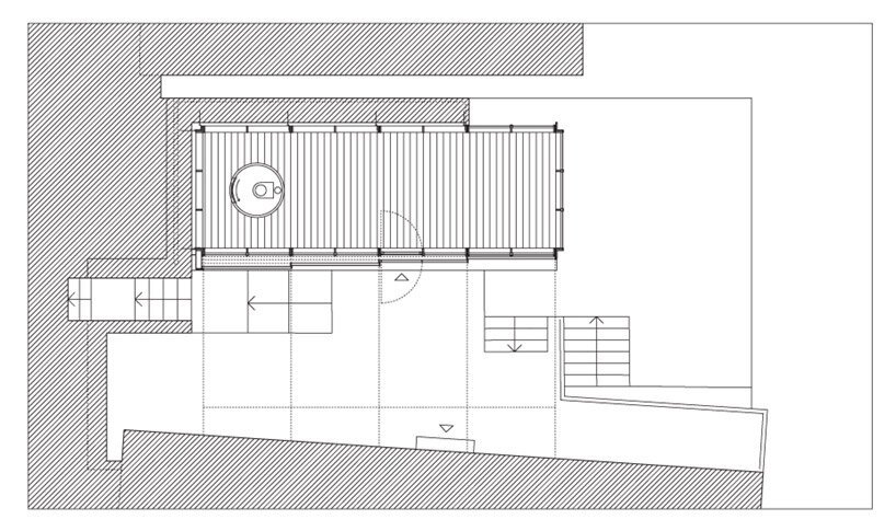透过马丁·拉杰尼什设计的“河上工作室”的玻璃窗可以看到古老的石墙 透过马丁·拉杰尼什设计的“河上工作室”的玻璃窗可以看到古老的石墙