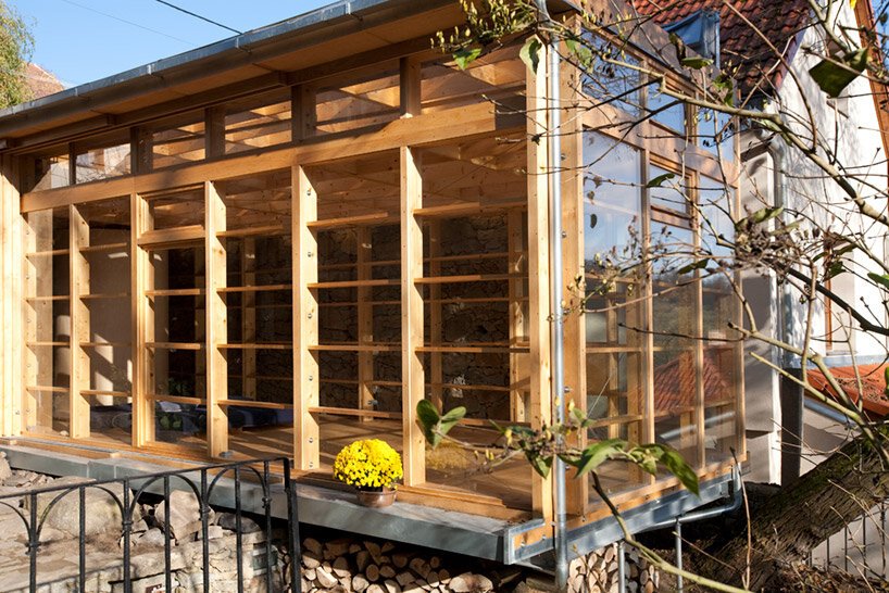 透过马丁·拉杰尼什设计的“河上工作室”的玻璃窗可以看到古老的石墙 透过马丁·拉杰尼什设计的“河上工作室”的玻璃窗可以看到古老的石墙