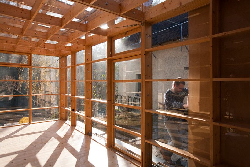 透过马丁·拉杰尼什设计的“河上工作室”的玻璃窗可以看到古老的石墙 透过马丁·拉杰尼什设计的“河上工作室”的玻璃窗可以看到古老的石墙