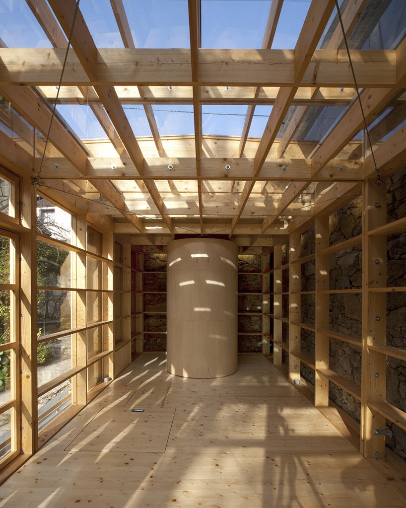 透过马丁·拉杰尼什设计的“河上工作室”的玻璃窗可以看到古老的石墙 透过马丁·拉杰尼什设计的“河上工作室”的玻璃窗可以看到古老的石墙