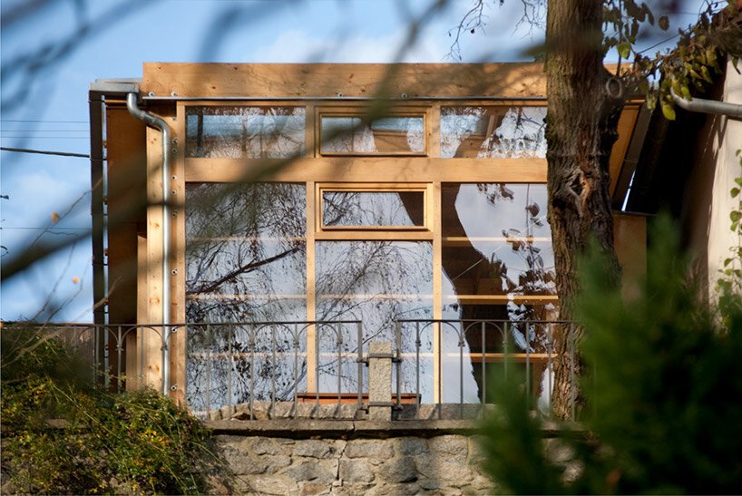 透过马丁·拉杰尼什设计的“河上工作室”的玻璃窗可以看到古老的石墙 透过马丁·拉杰尼什设计的“河上工作室”的玻璃窗可以看到古老的石墙