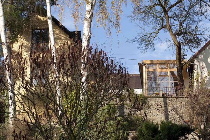 透过马丁·拉杰尼什设计的“河上工作室”的玻璃窗可以看到古老的石墙 透过马丁·拉杰尼什设计的“河上工作室”的玻璃窗可以看到古老的石墙