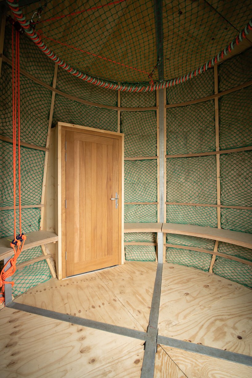 绿色染色木材和打捞的拖网渔船在爱尔兰建造了一座艺术家小屋