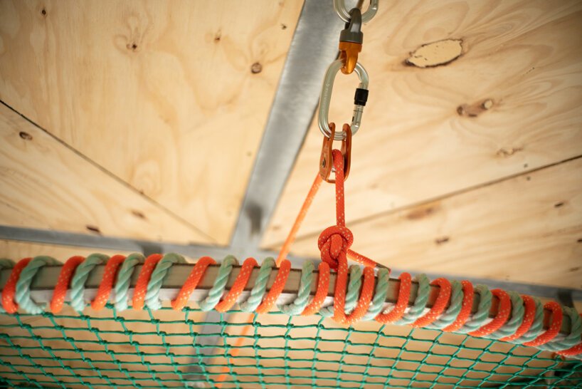 绿色染色木材和打捞的拖网渔船在爱尔兰建造了一座艺术家小屋