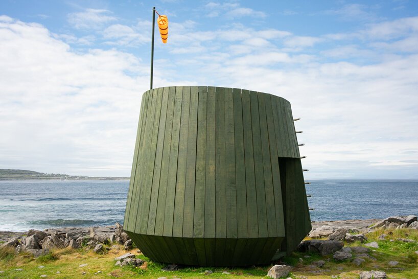 绿色染色木材和打捞的拖网渔船在爱尔兰建造了一座艺术家小屋