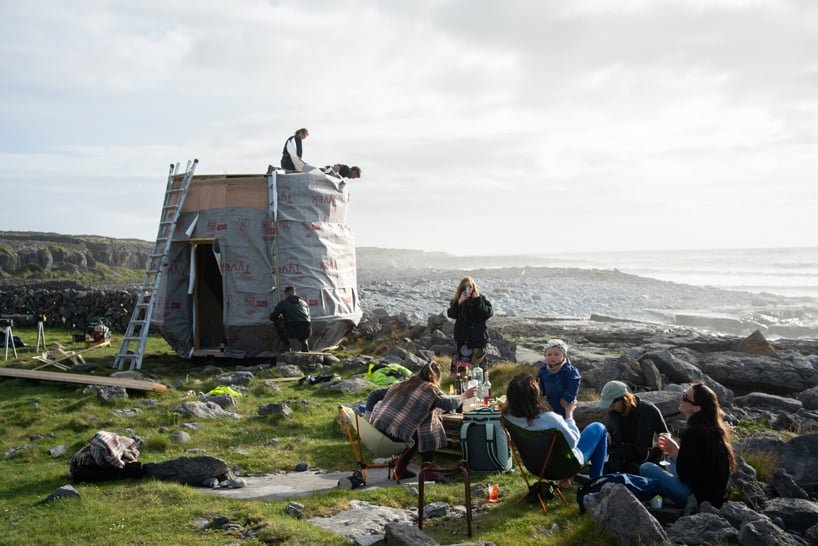 绿色染色木材和打捞的拖网渔船在爱尔兰建造了一座艺术家小屋