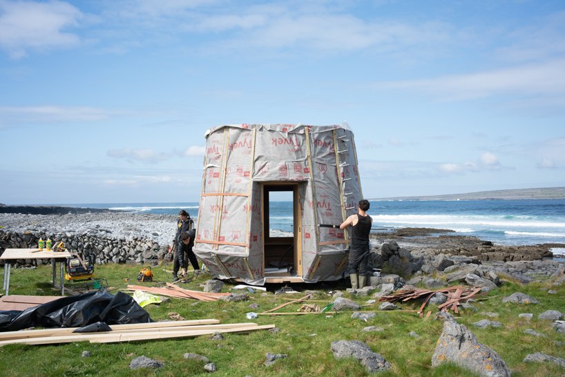 绿色染色木材和打捞的拖网渔船在爱尔兰建造了一座艺术家小屋