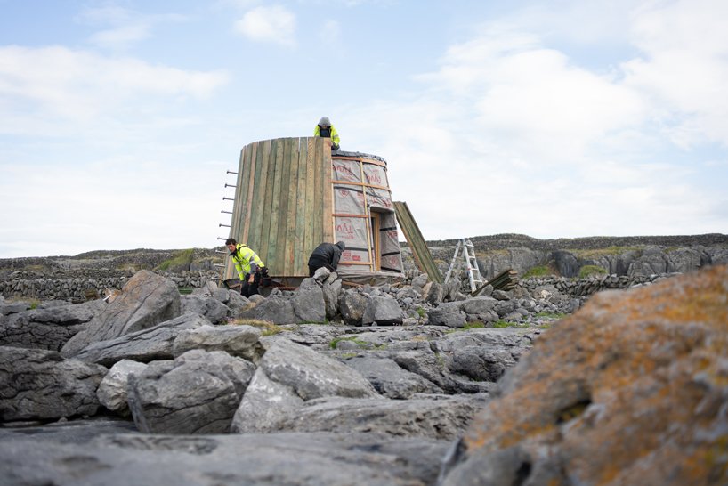 绿色染色木材和打捞的拖网渔船在爱尔兰建造了一座艺术家小屋