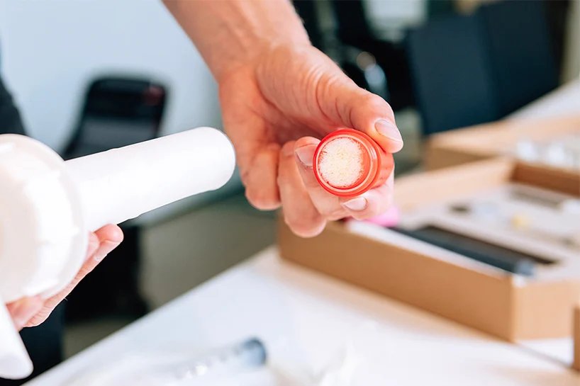 JERRY 是一种低成本过滤器，安装在油桶上以提供安全饮用水