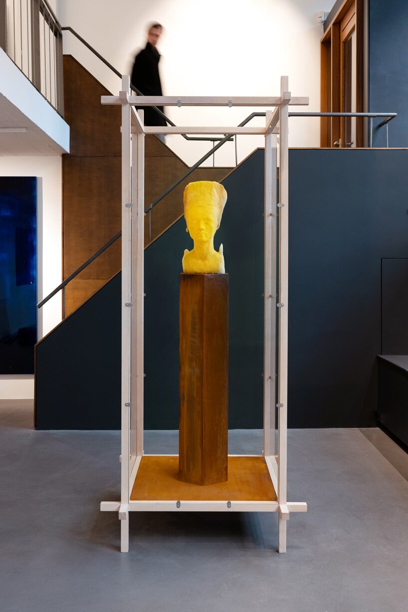 tomáš libertíny 与 60,000 只蜜蜂一起雕刻了蜂蜡版本的奈费尔蒂蒂半身像 tomáš libertíny 与 60,000 只蜜蜂一起雕刻了蜂蜡版本的奈费尔蒂蒂半身像