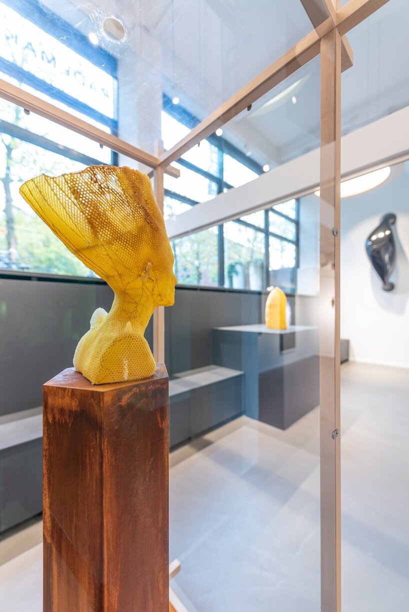 tomáš libertíny 与 60,000 只蜜蜂一起雕刻了蜂蜡版本的奈费尔蒂蒂半身像 tomáš libertíny 与 60,000 只蜜蜂一起雕刻了蜂蜡版本的奈费尔蒂蒂半身像