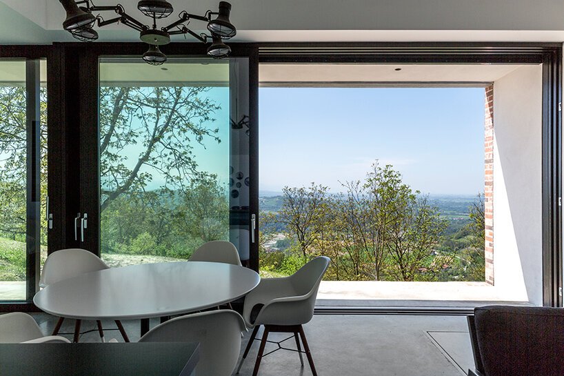 studioata 沿着意大利朗格山嵌入了一座多面砖住宅