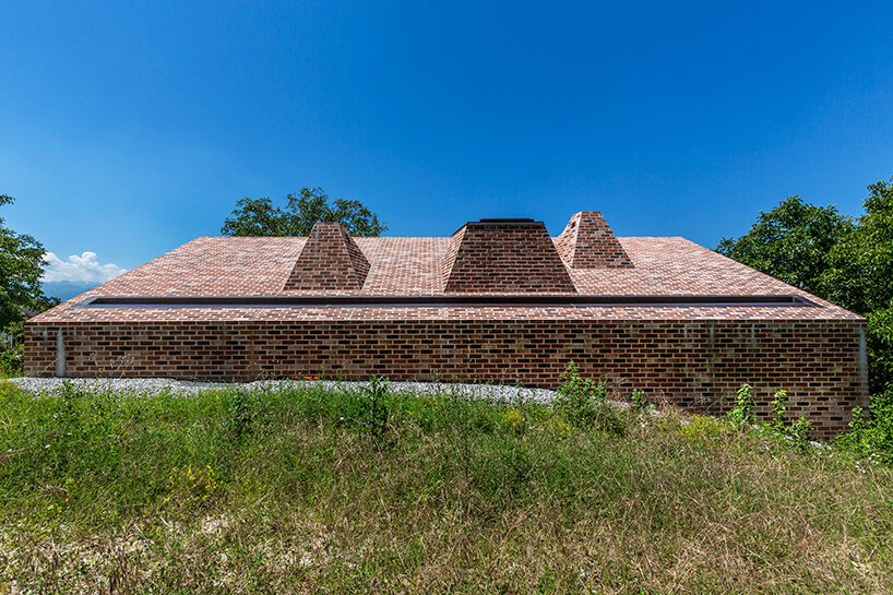 studioata 沿着意大利朗格山嵌入了一座多面砖住宅