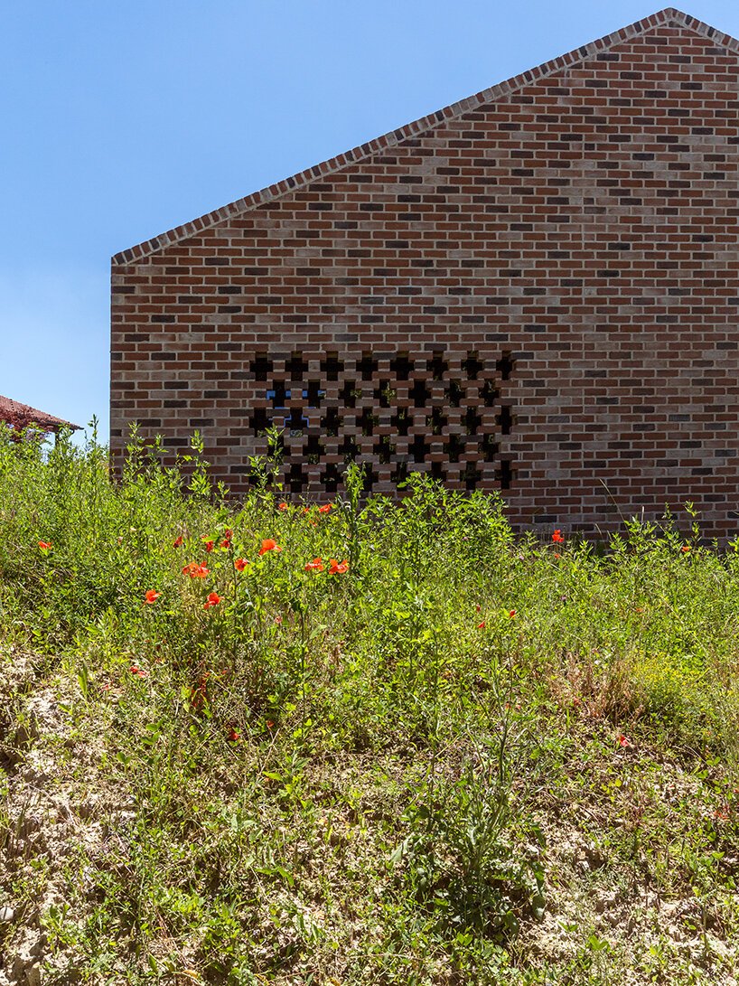 studioata 沿着意大利朗格山嵌入了一座多面砖住宅