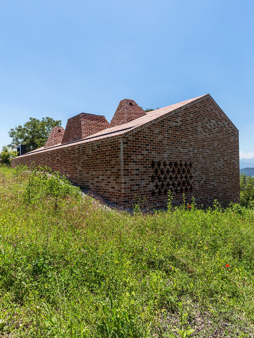 studioata 沿着意大利朗格山嵌入了一座多面砖住宅